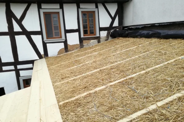 Denkmalerweiterung-mit-Strohballen-4 Denkmalerweiterung-mit-Strohballen-4